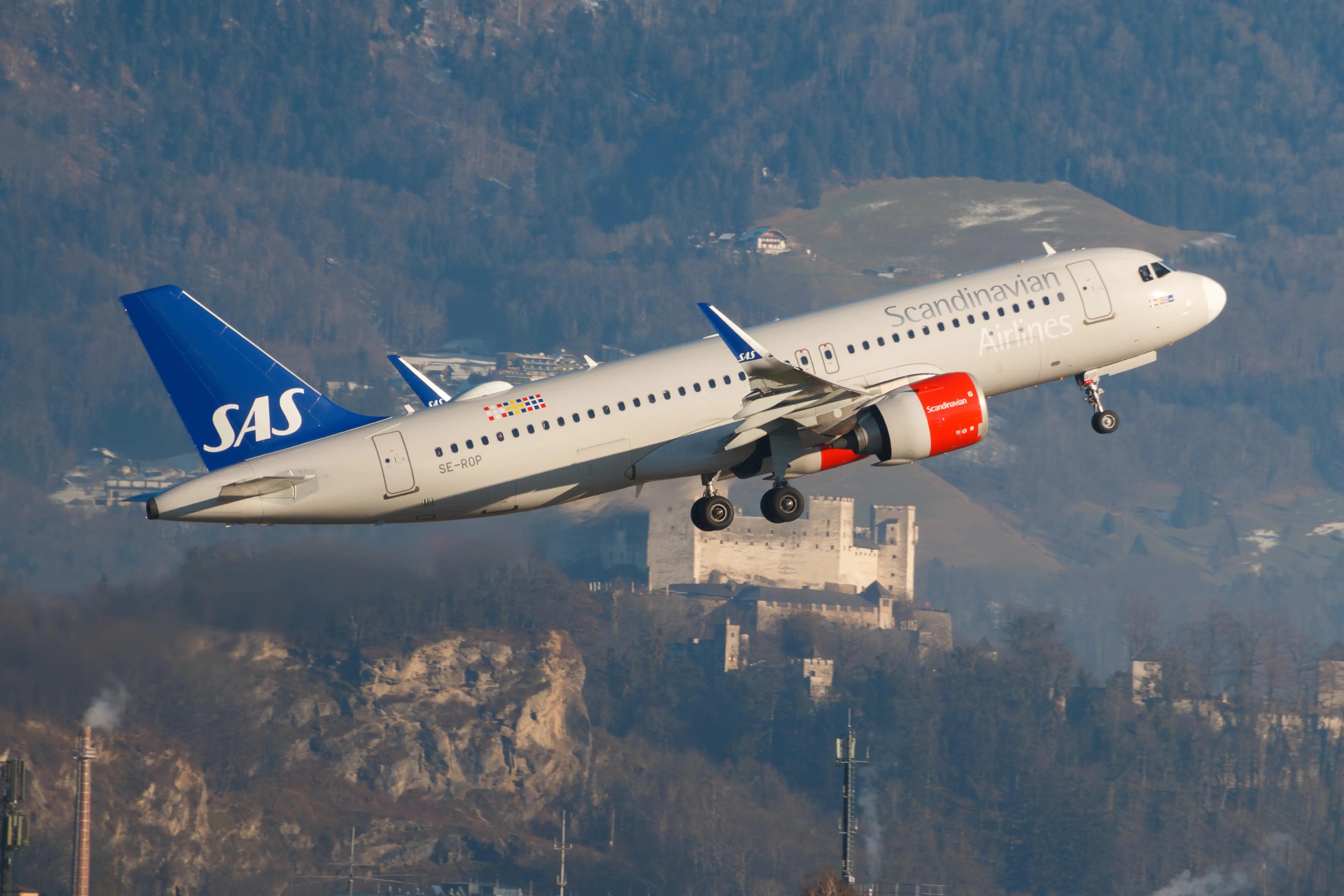 Flugzeug vor der Burg Hohensalzburg