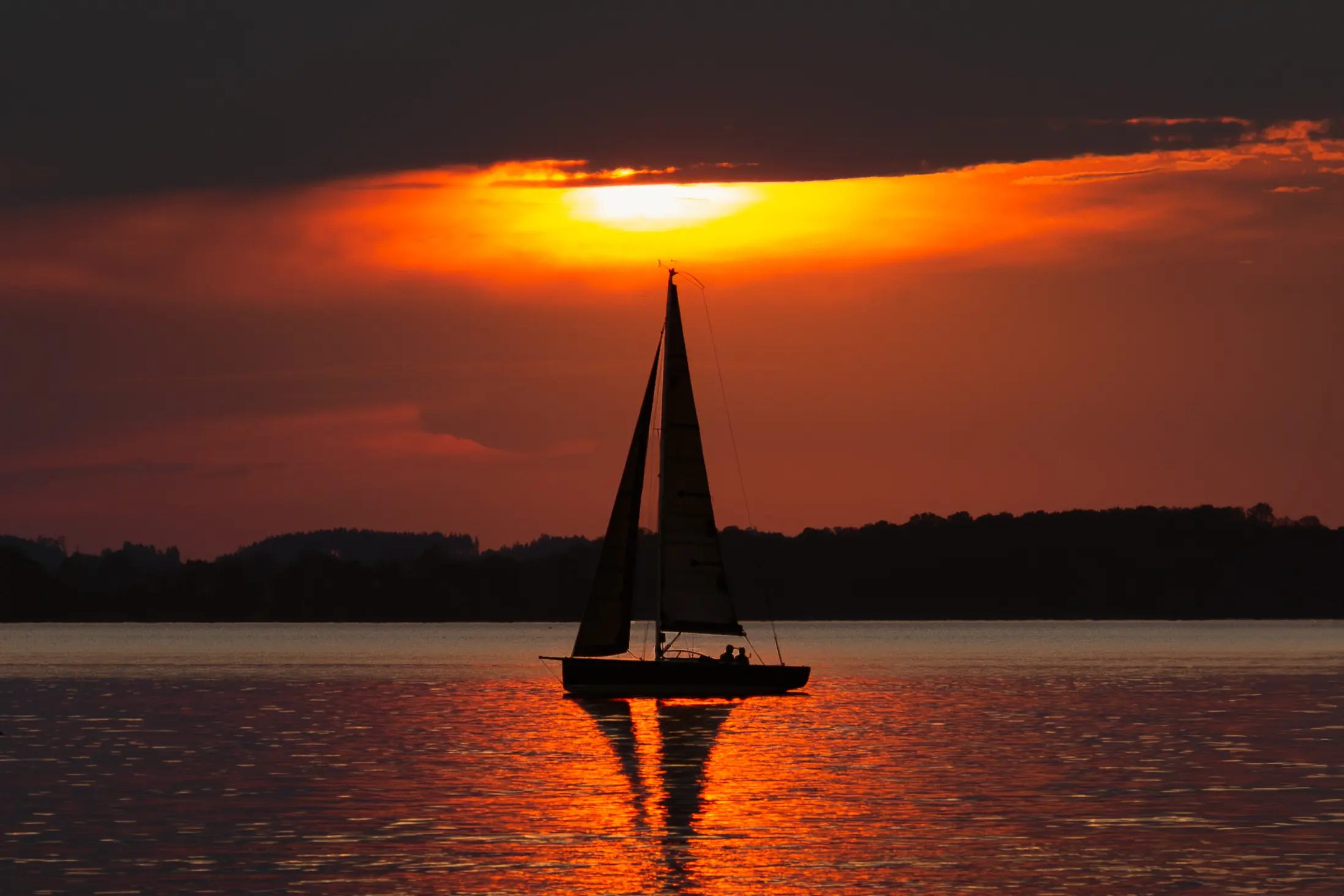 Schiff im Sonnenuntergang am Chiemsee