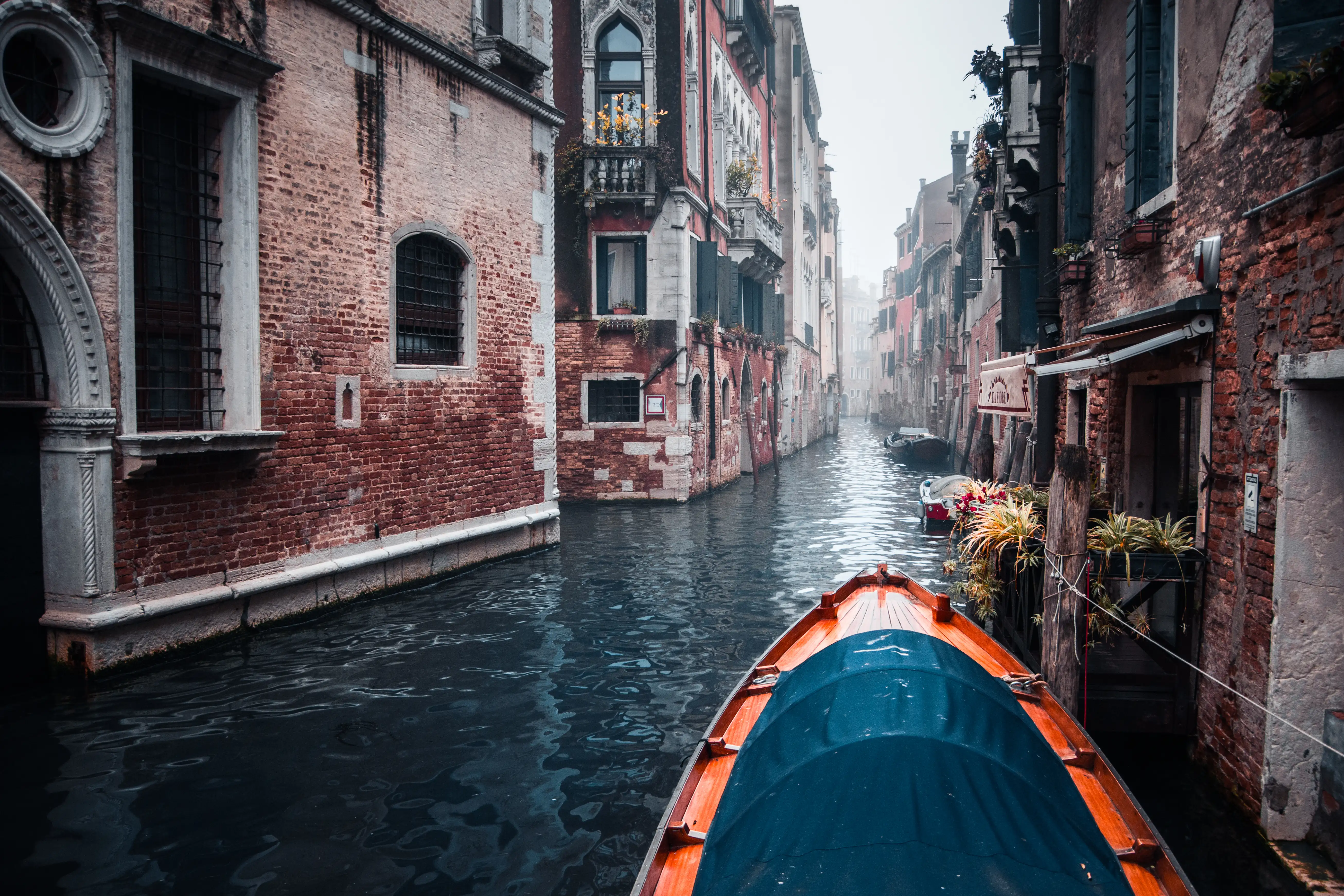 Schiff im Kanal inVenedig